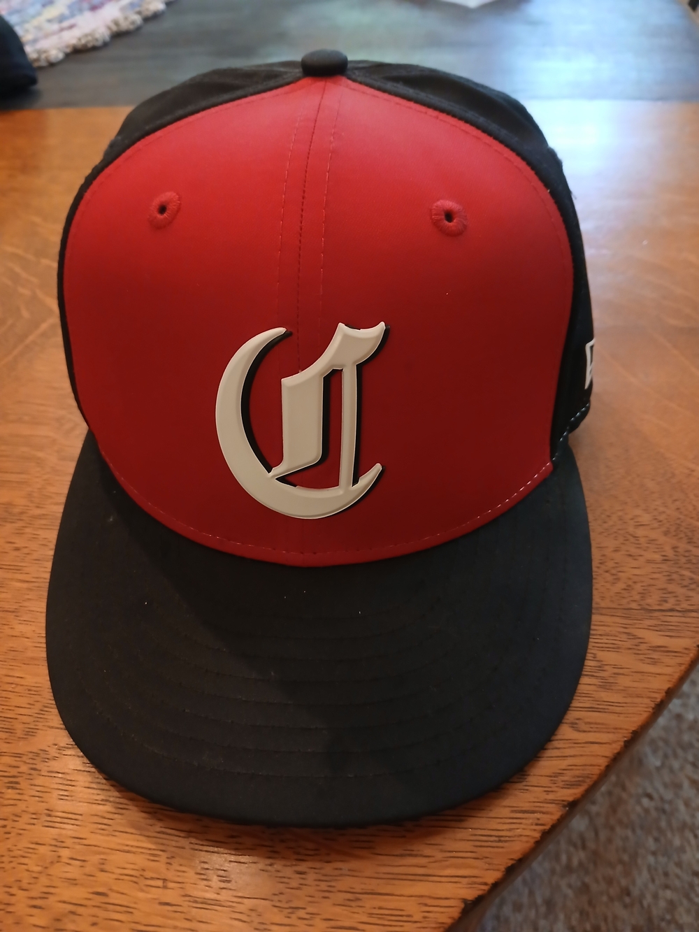 NWOT  Cincinnai Reds hat 7 3/8 with Raised White Logo